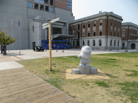 県庁にぐんまちゃんの石像