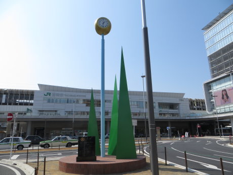 高崎駅東口に「上毛三山と太陽の時計塔」