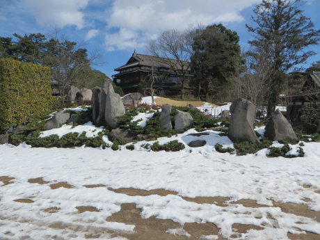 雪の残る臨江閣庭園