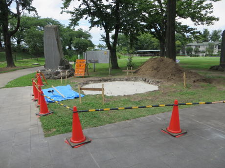 前橋公園で「楫取素彦と松陰の短刀」の銅像設置工事