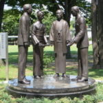 前橋公園に「楫取素彦と松陰の短刀」の銅像
