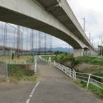 井野川サイクリングロードと人道橋は平面交差