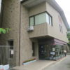 渋川市立図書館で、やしろあずき先生の三角コーン展示中