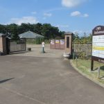 秋のバラフェスタが始まるバラ園に