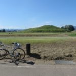 木製階段の修繕工事中の二子山古墳