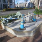 前橋駅前通りの傾いた銅像は