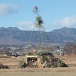 高崎市保渡田地区でどんど焼きの準備が